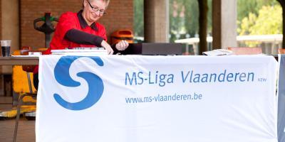 vrouw met spandoek