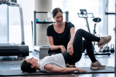 Kinesist en patiënt trainen op bekkenbodemspieren