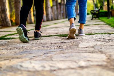 Beweging bij darmproblemen bij personen met MS - twee mensen die aan het wandelen zijn