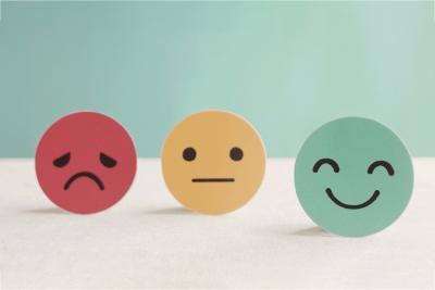 Mentaal welzijn bij MS - drie verschillende emoji's en emoties