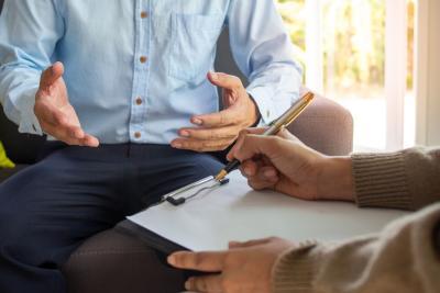 Mentale zorg bij darmproblemen bij personen met MS - man in gesprek met psychologe