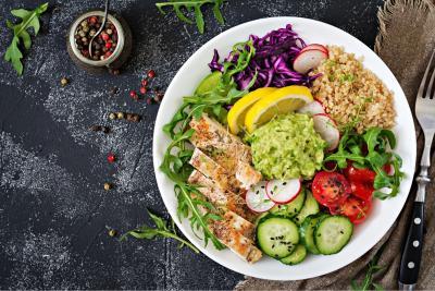 MS en gezonde voeding - bord vol groentjes, quinoa en gegrilde kip