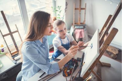 Vrije tijd met MS - vrouw die samen met haar dochter aan het schilderen is