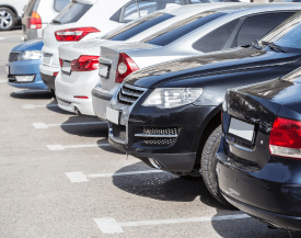 HandyPark, een rij auto's geparkeerd op een openbare parking