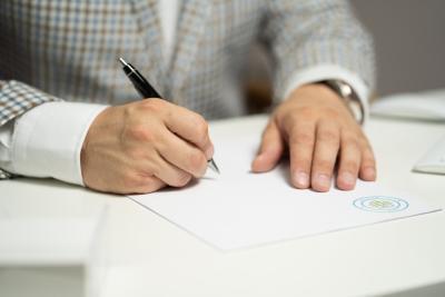 Persoon die een document ondertekent