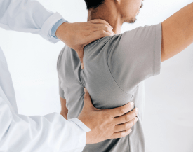 Patiënt wordt behandeld door kinesitherapeut