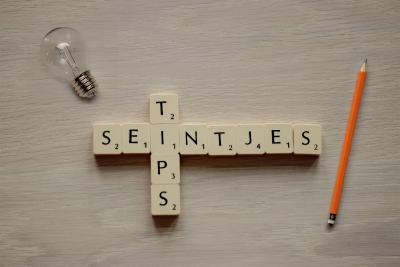 Tips en seintjes in Scrabble letters met een lamp en potlood ernaast