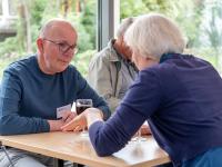 Twee personen in gesprek