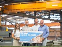 Elke van MS-Liga Vlaanderen neemt cheque van een bedrijfsactie in ontvangst