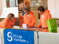 Vrijwilligers die helpen op een event