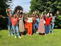 Groep met oranje accenten voor Wereld MS-Dag