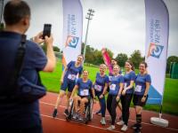 Een loopgroepje wordt gefotografeerd op een event ten voordele van MS-Liga Vlaanderen