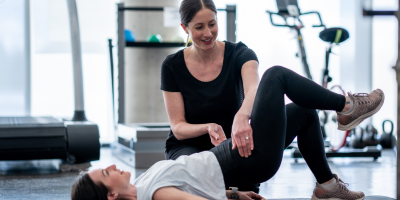 Kinesist en patiënt trainen op bekkenbodemspieren