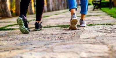 Beweging bij darmproblemen bij personen met MS - twee mensen die aan het wandelen zijn
