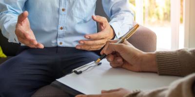 Mentale zorg bij darmproblemen bij personen met MS - man in gesprek met psychologe