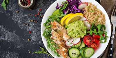 MS en gezonde voeding - bord vol groentjes, quinoa en gegrilde kip